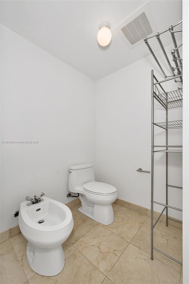 Foto del edificio - $4,400MONTHLY;19400 TURNBERRY WAY #932 AVE...