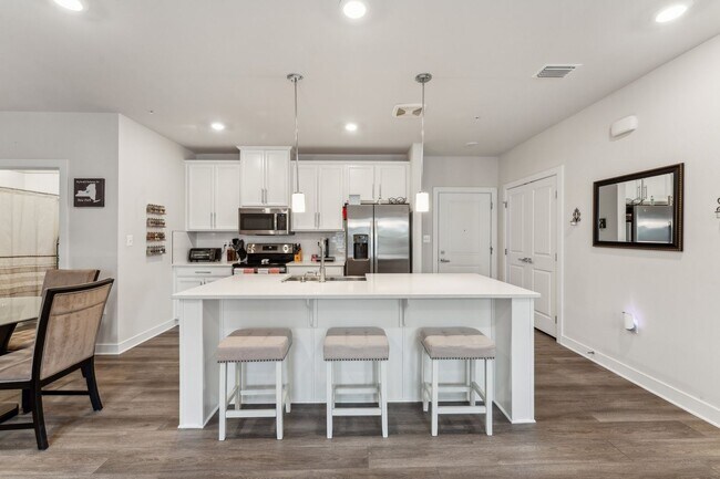 Foto del edificio - Gorgeous 2bd/2ba modern condo w/balcony located conveniently in MOSAIC AT WOODLAND PARK in Herndon.