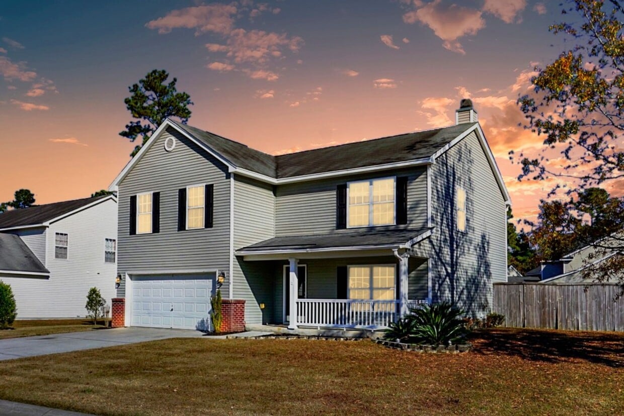 Primary Photo - Spacious 4 BR, 2.5 BA Home, 2 Car Garage, ...
