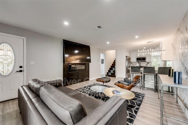 Building Photo - 1124 E 11th St