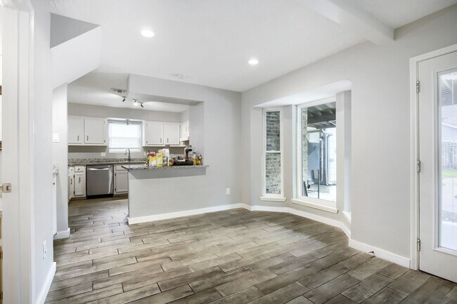 Foto del edificio - 3734 Blue Lake Dr
