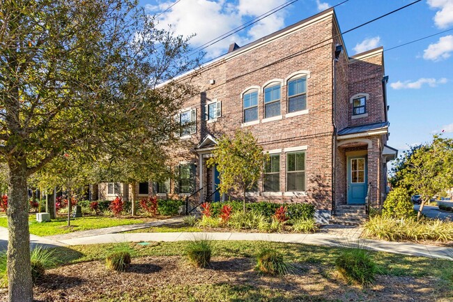 Building Photo - Harborview Townhouse