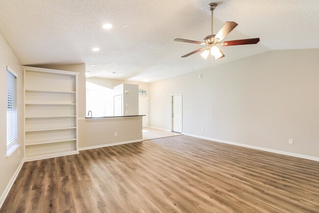 Foto del edificio - 597 Prosperity Lake Dr