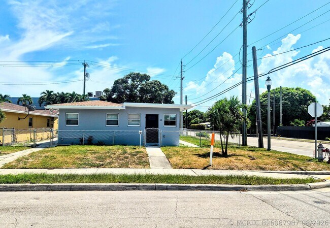 Building Photo - 628 Monroe Dr