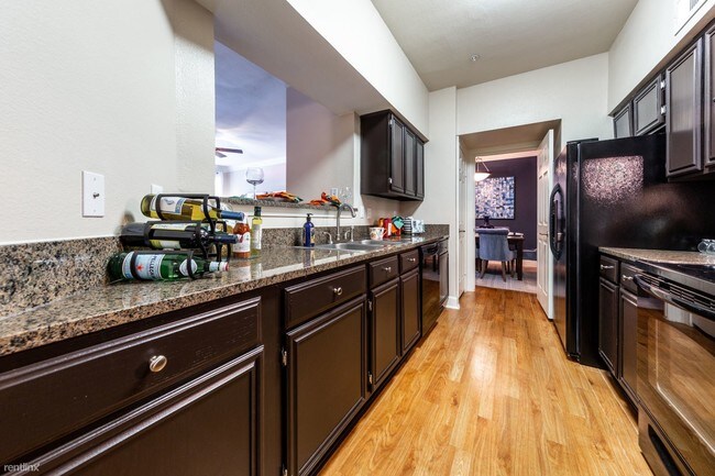 Building Photo - 2 br, 1 bath Flat - 5601 West Loop S