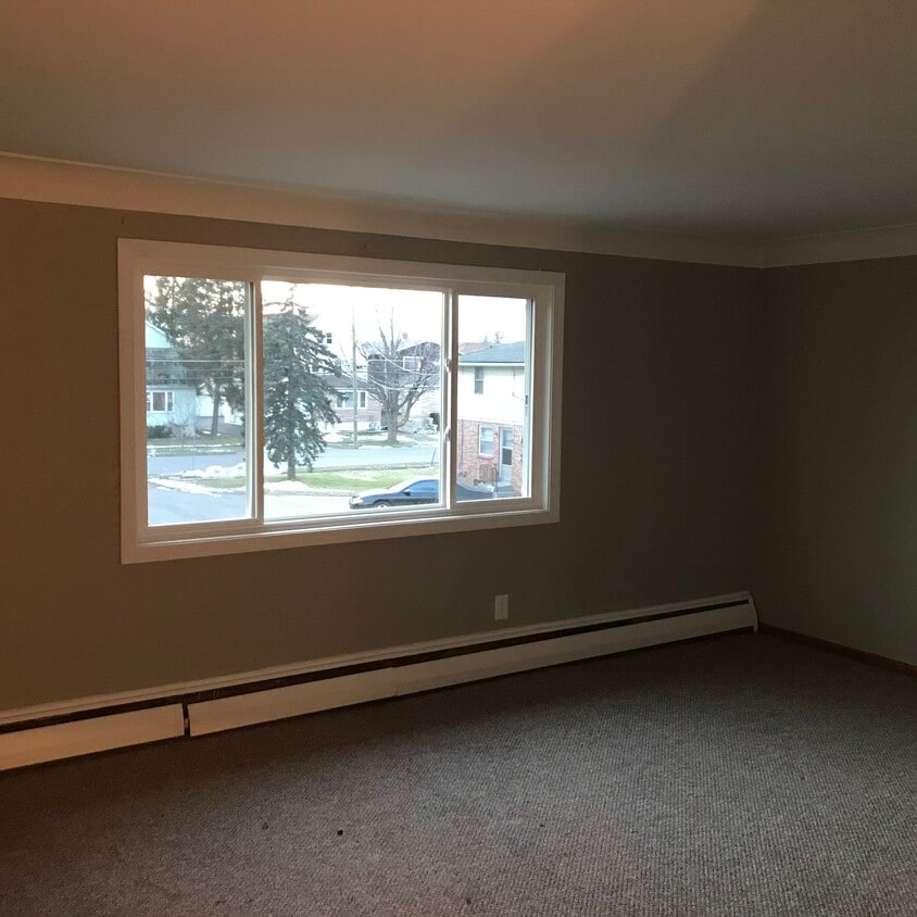 Large living room - 113 Meadow Pl