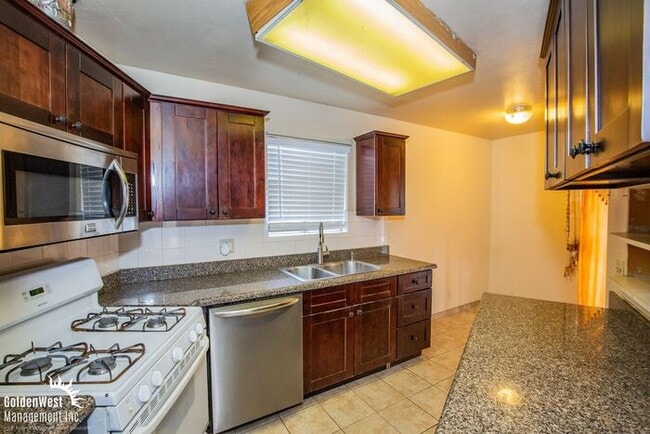 Building Photo - Comfortable 4Bdm 2Ba Home with Fenced Fron...