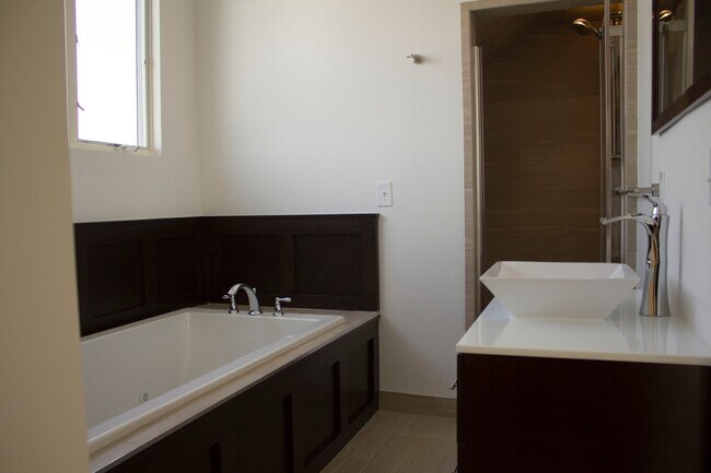 Foto del edificio - 1245 W 69th St