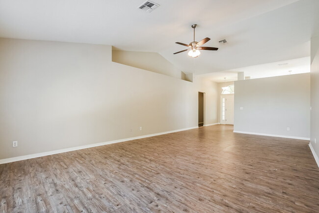 Foto del edificio - 471 Shady Creek Ln