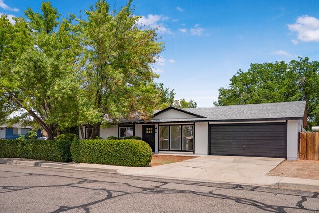 Building Photo - "Charming Newly Remodeled 4-Bed Oasis Touc...