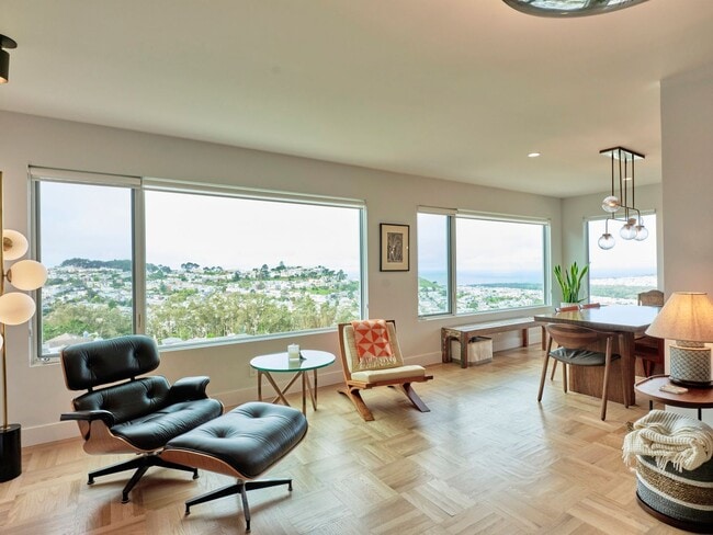 Foto del edificio - Forest Knolls: Luxuriously Remodeled Singl...