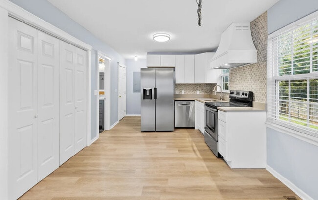 Foto del edificio - 7610 Sarah Dr