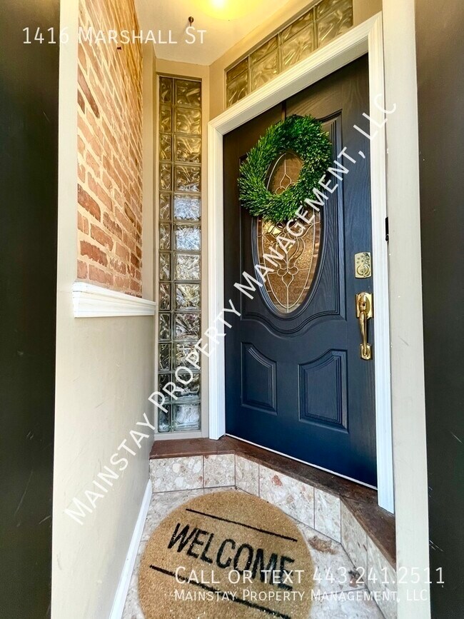 Building Photo - Spacious Updated 3 Bedroom Rowhome W/ Patio!