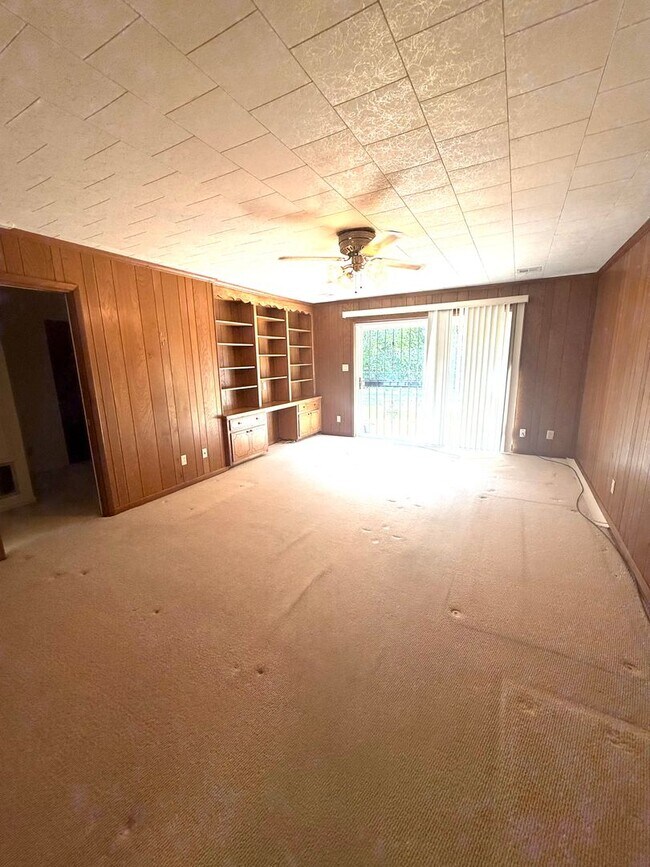 Foto del edificio - ** 2 Bed 2 Bath located by Trenholm State ** Call 334-366-9198 to schedule a self tour