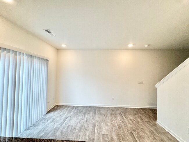 Foto del edificio - BEAUTIFUL 3BD/2.5BTH Townhome - Belmont - Ready Feb 6th