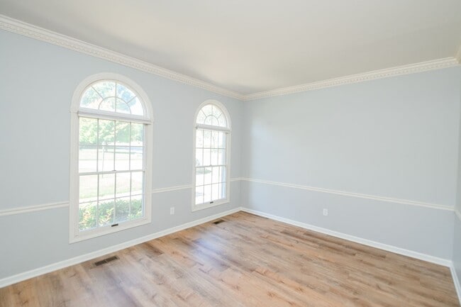 Building Photo - 5 bedroom / 2.5 bathroom Home for Rent in Valparaiso