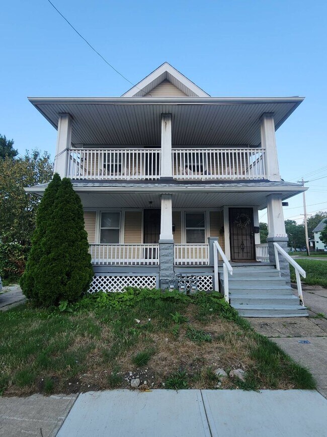 Building Photo - 2231 W 104th St