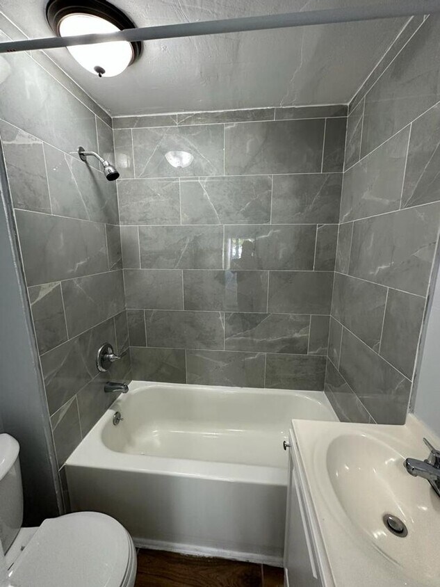 Foto principal - Fully renovated 2/1 single family residenc...