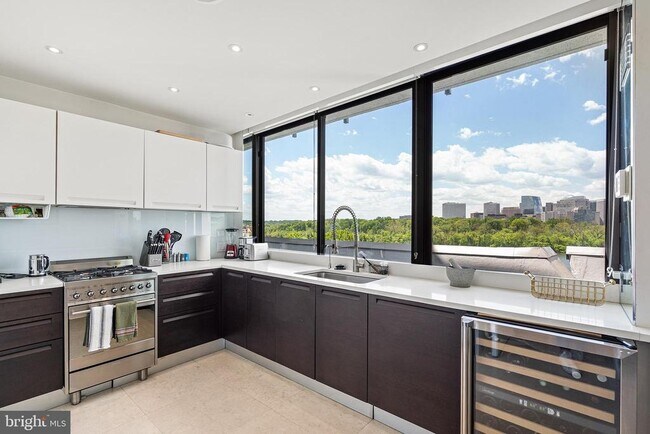 Foto del edificio - 2700 Virginia Ave NW