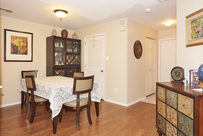 Building Photo - 1211 Wedgewood Cir