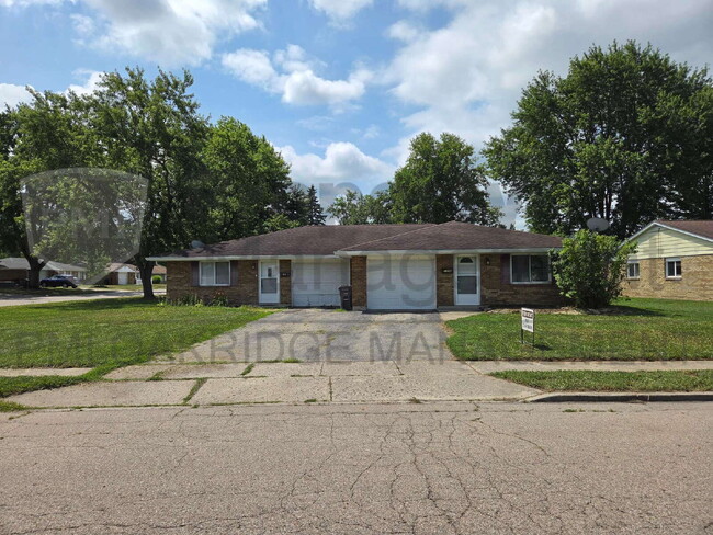 Building Photo - 3 Bedroom Single Level Duplex with Garage