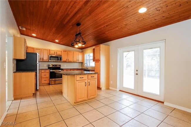 Building Photo - 15860 Willoughby Ln