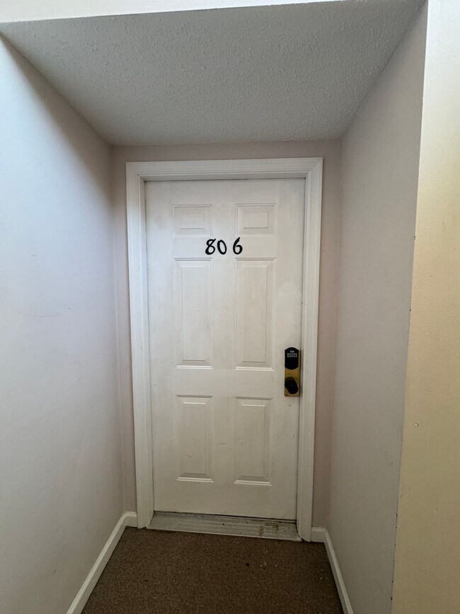 Building Photo - Condo Living in Newport News