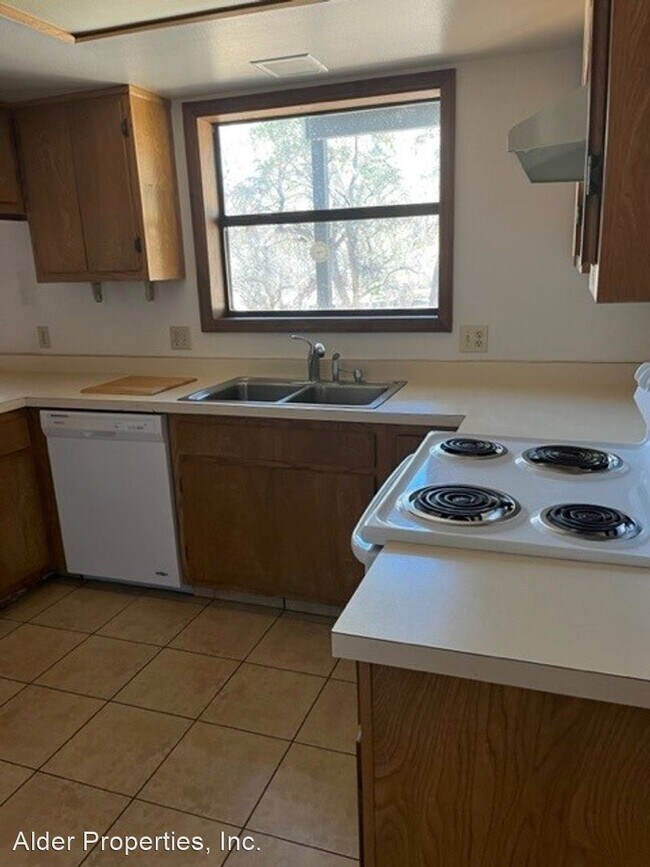 Building Photo - 3 br, 2 bath House - 445 Hill Lane #A
