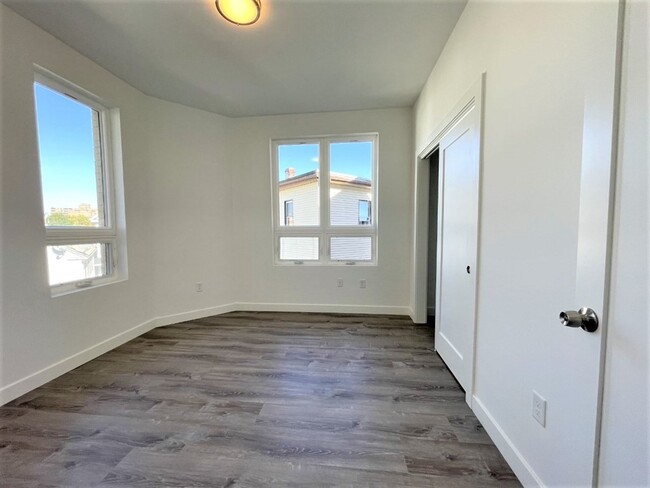 Building Photo - 302 Broadway