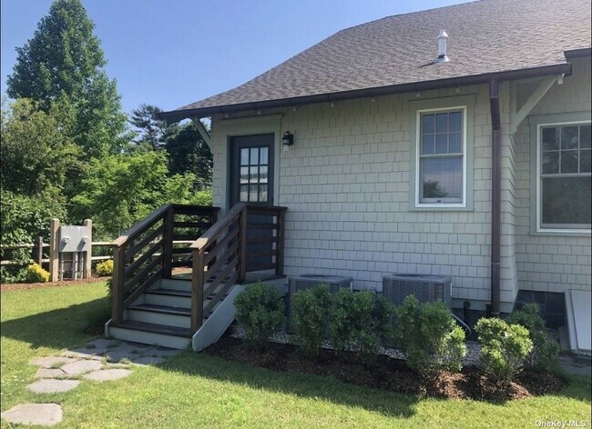 Building Photo - 870 Love Ln