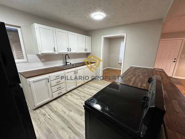 Building Photo - Spacious 4 Bedroom Home Featuring Open Layout & Hardwood Floors Available NOW!