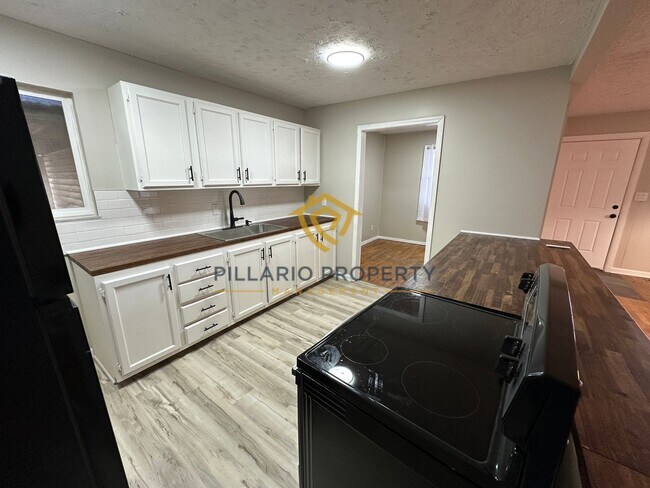 Foto del edificio - Spacious 4 Bedroom Home Featuring Open Layout & Hardwood Floors Available NOW!