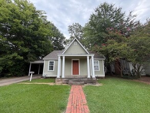 Building Photo - 207 Goodman Pl