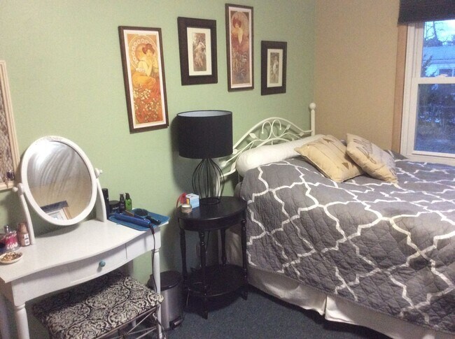 Foto del edificio - Nice Home with 2 Kitchens + Large Backyard + Washer & Dryer! Available August 1st!