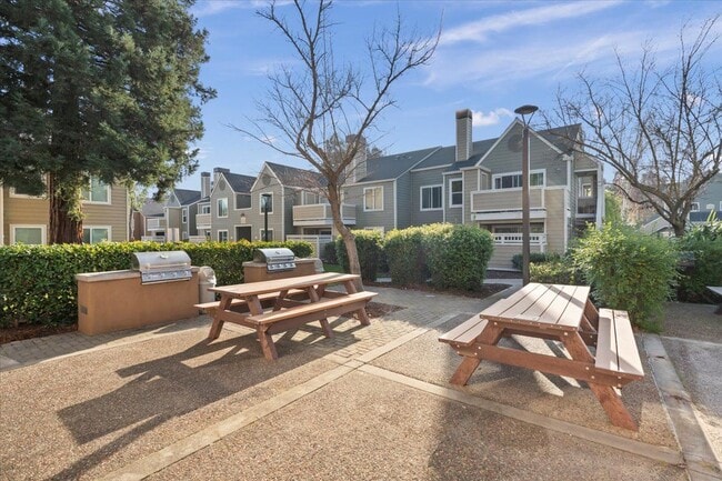 Foto del edificio - 215 Reflections Dr