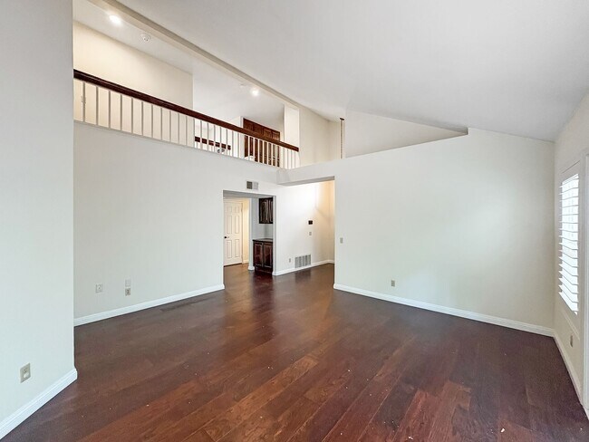 Building Photo - Beautiful 4B/3BA House w/ 2 Car Attached G...