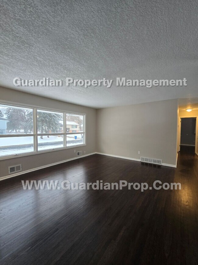 Foto del edificio - Available now! House with LVP flooring and new carpet, bonus office room, Walk Out Patio, fenced ...