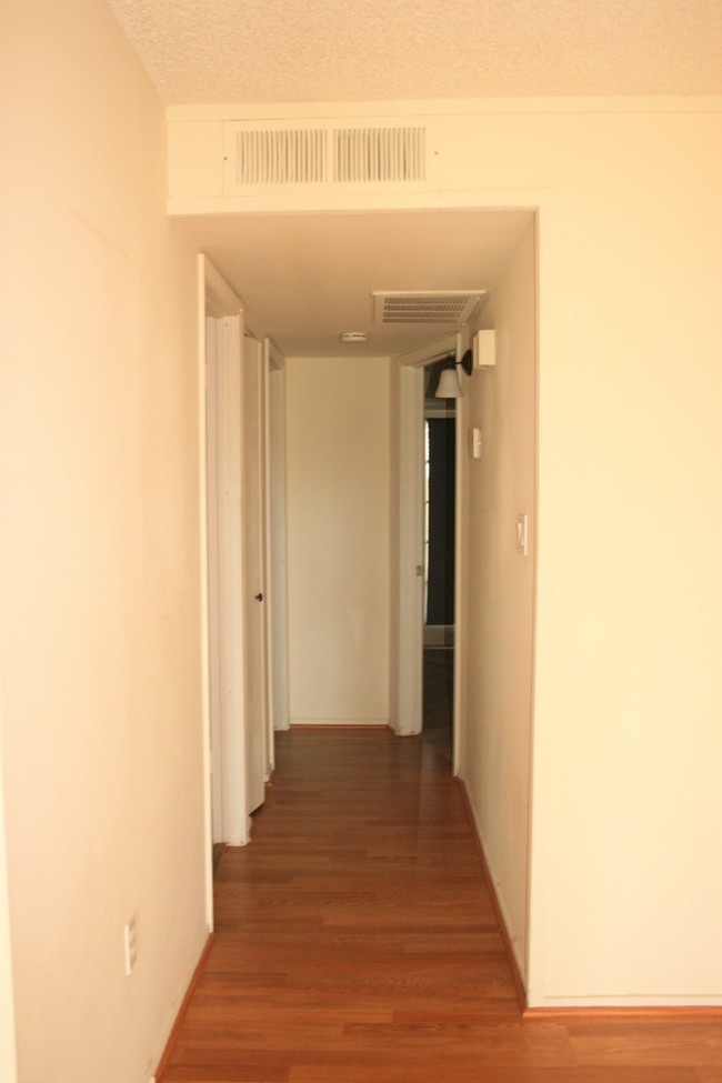 Building Photo - Charming 2bed/2bath patio home