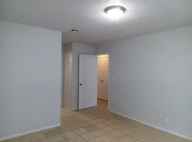 Foto del edificio - Welcoming 2-Bedroom Home in a Quiet Northe...