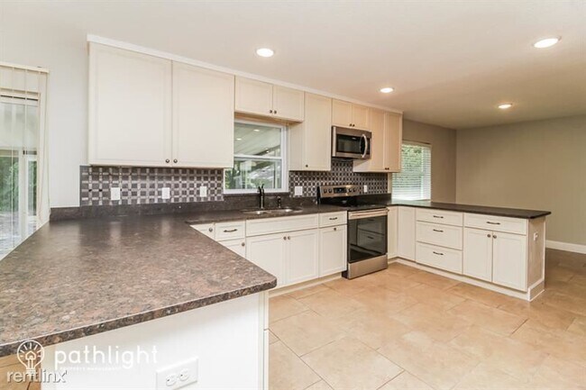 Building Photo - 3 br, 2 bath House - 800 N Sunset Drive UNIT