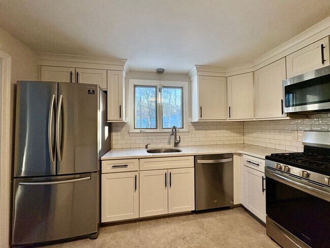 Foto del edificio - Available Now | 3 Bed, 1.5 Bath Single-Family Home in Westford, MA | Updated Kitchen, Finished Ba...