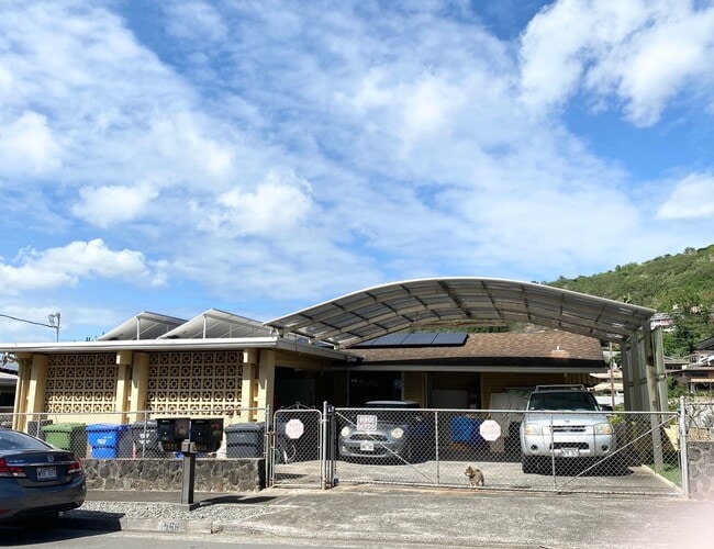 Building Photo - Moanalua Valley - 2 bedroom 1 bath 1 parki...