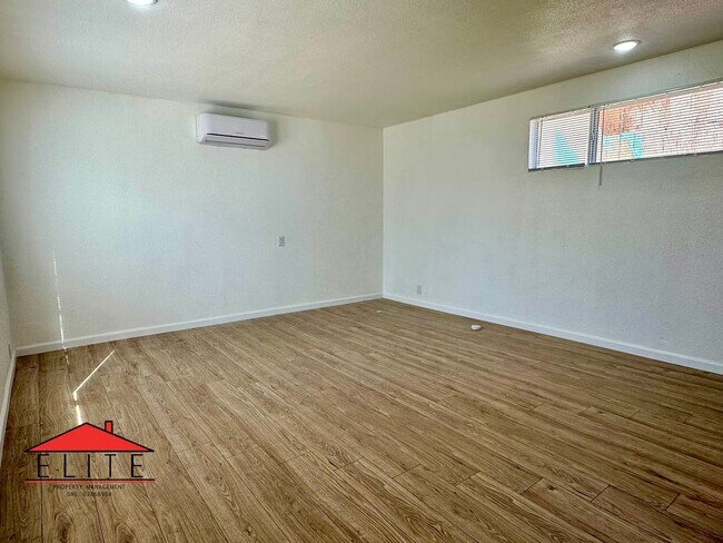 Foto del edificio - AVAILABLE NOW!!