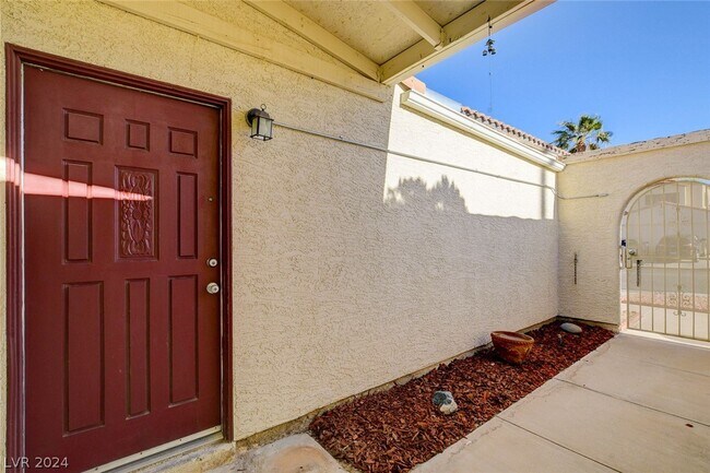 Building Photo - 8260 Abercrombe Way