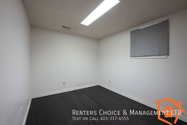 Photo du bâtiment - 3 Bedroom Basement Suite, UTILITIES INCLUDED, Assigned Parking