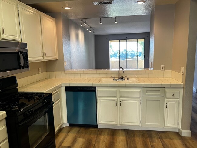 Building Photo - 3 Bed 2 Bath Condo For Rent in Whittier, S...