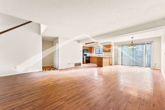 Building Photo - Quiet Townhome Next To The Park With Great...