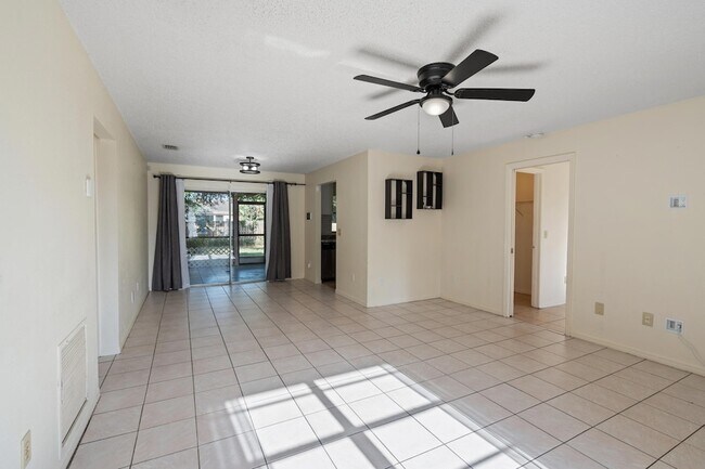 Foto del edificio - 1352 Tilberg Ave NW
