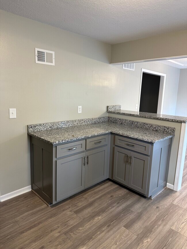 Building Photo - 203 20th Ave N