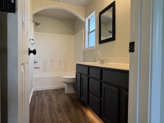 Building Photo - 711 Jorgette Dr